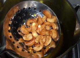 泰式菠萝海鲜炒饭 ,将腌制的虾仁取出切成小段，热油将<a style='color:red;display:inline-block;' href='/shicai/ 669'>腰果</a>小火炸至金黄捞出备用