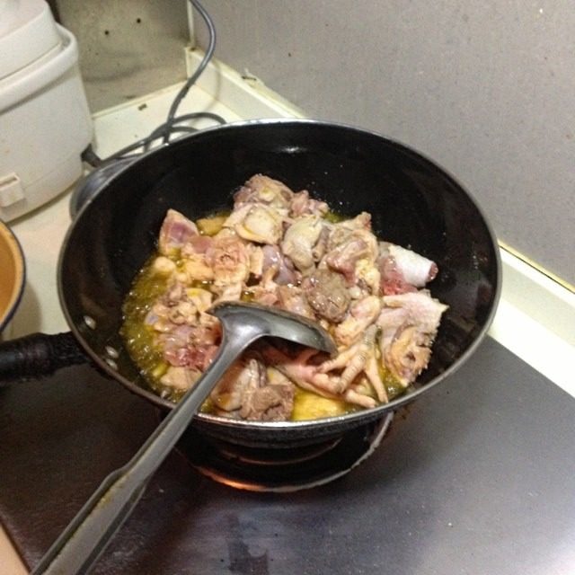 销魂辣子鸡,鸡块,姜块一起入油锅。