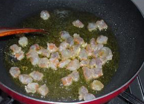 泰式菠萝海鲜炒饭 ,锅里油烧热，放入虾仁，划至颜色变红捞出备用