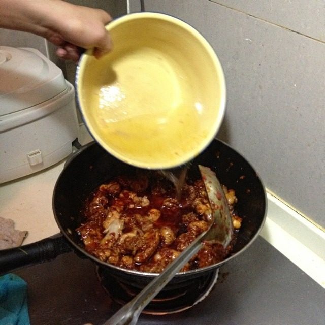 销魂辣子鸡,关键步骤,加入一些水,放鸡精,盐,味精。然后尝尝味道。开始炖。
