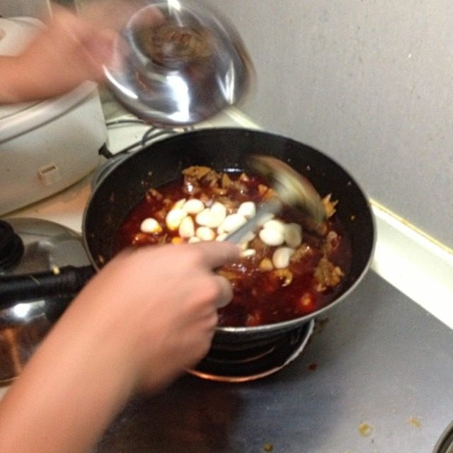 销魂辣子鸡,小火炖到骨肉分离。中间看一下,差不多的时候放蒜。