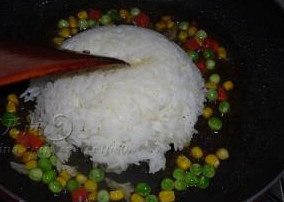 泰式菠萝海鲜炒饭 ,余油下入杂锦菜翻炒几下，倒入<a style='color:red;display:inline-block;' href='/shicai/ 507'>米饭</a>翻炒，调入适量的盐和<a style='color:red;display:inline-block;' href='/shicai/ 10666'>咖喱粉</a>