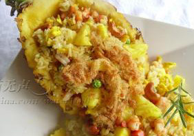 泰式菠萝海鲜炒饭 ,将菠萝壳放在盘子上，将炒好的饭装入，上面放一点<a style='color:red;display:inline-block;' href='/shicai/ 432'>肉松</a>即可