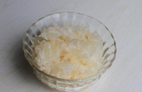 银耳莲子羹,<a style='color:red;display:inline-block;' href='/shicai/ 232'>银耳</a>用温水泡发，去蒂后剪成小碎块，待用
