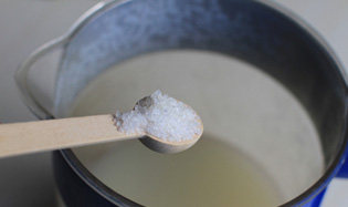 银耳莲子羹,豆浆机工作结束，鸣叫提示后取出，不必过滤，趁热加<a style='color:red;display:inline-block;' href='/shicai/ 866'>冰糖</a>调味即可