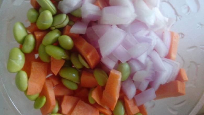 洋葱青豆胡萝卜炒饭,把材料切成丁。然后洗干净。控干水。