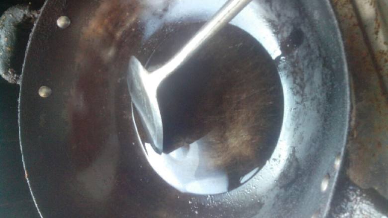 洋葱青豆胡萝卜炒饭,油烧热。放入<a style='color:red;display:inline-block;' href='/shicai/ 29'>洋葱</a>爆炒，出香味的时候把<a style='color:red;display:inline-block;' href='/shicai/ 456'>青豆</a>跟<a style='color:red;display:inline-block;' href='/shicai/ 25'>胡萝卜</a>放进去继续爆炒。