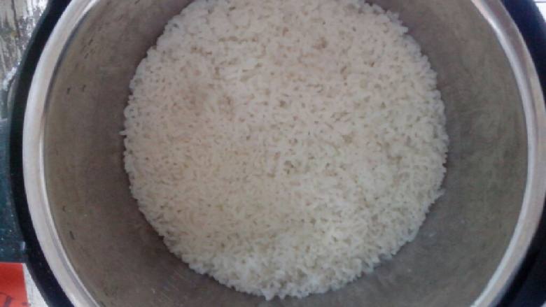 洋葱青豆胡萝卜炒饭,把<a style='color:red;display:inline-block;' href='/shicai/ 507'>米饭</a>放进入，打<a style='color:red;display:inline-block;' href='/shicai/ 9'>鸡蛋</a>，炒一下，趁着<a style='color:red;display:inline-block;' href='/shicai/ 9'>鸡蛋</a>还是稀稀的，放盐，<a style='color:red;display:inline-block;' href='/shicai/ 717'>味精</a>。爆炒下，就当酱油。再爆炒出香味。