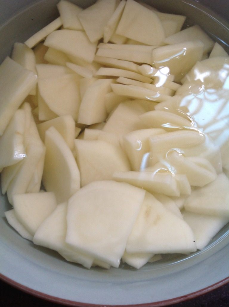麻辣香锅鸡翅,如图，将<a style='color:red;display:inline-block;' href='/shicai/ 23'>土豆</a>洗净，去皮，切片，清洗几次，然后泡入水中，锅烧水，将<a style='color:red;display:inline-block;' href='/shicai/ 23'>土豆</a>片焯成半熟，捞出，冲水，沥干，备用