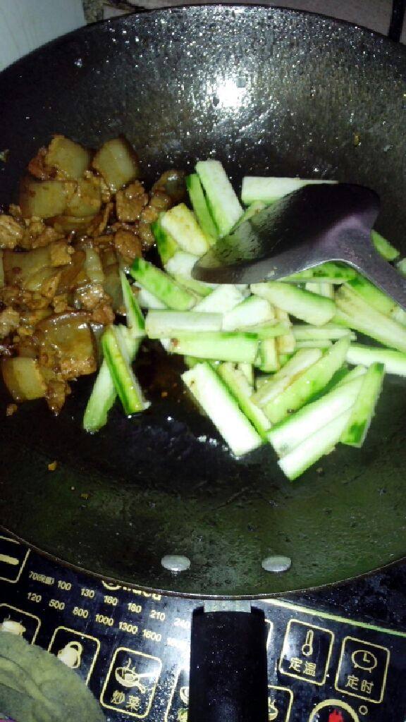 丝瓜炒肉片,锅内至油，油热下蒜爆香，下猪肉炒至全部转色（看不到红色的就可以了），加生抽翻炒均匀（要放够咸啦！不用放盐）加一点水翻炒至熟放锅内一边，加一点点油下丝瓜条翻炒差不多1分钟加一点点盐，再和猪肉一起翻炒至熟（如果锅内还有余油就不用再加油啦）