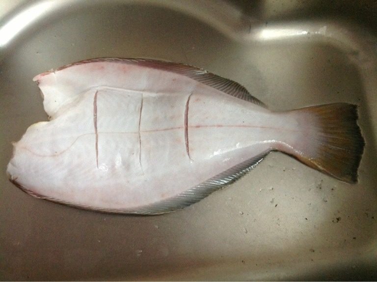 清蒸雅片鱼,划刀，背面划斜刀，正面划网纹的。不用太密，两到三刀就行，视鱼的大小而定。划好刀后，鱼反、正面均抹少许盐。