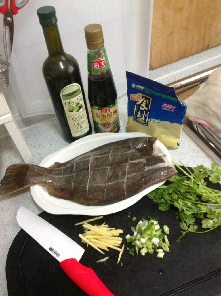 清蒸雅片鱼,<a style='color:red;display:inline-block;' href='/shicai/ 37'>姜</a>切丝，<a style='color:red;display:inline-block;' href='/shicai/ 3250'>葱</a>切末，<a style='color:red;display:inline-block;' href='/shicai/ 131'>香菜</a>切段。另外再切几片<a style='color:red;display:inline-block;' href='/shicai/ 37'>姜</a>铺在盘底，鱼入盘。