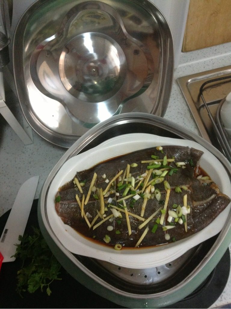 清蒸雅片鱼,鱼上摆姜丝葱花，浇上<a style='color:red;display:inline-block;' href='/shicai/ 864'>蒸鱼豉油</a>和<a style='color:red;display:inline-block;' href='/shicai/ 851'>橄榄油</a>，把盘子放到微波蒸菜的容器里，不用微波炉的，可以放到蒸锅里。鱼有些大，我把鱼头和尾巴切去了，有些影响美观啦，不过味道还是一样的棒。