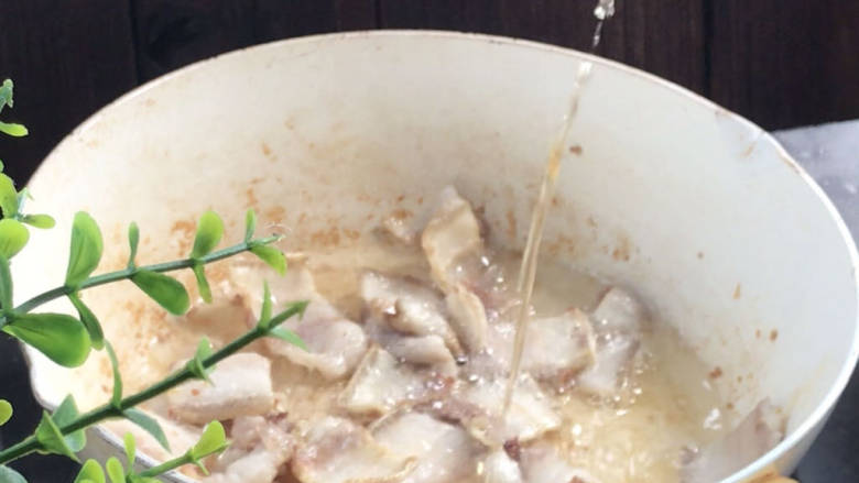 海带炒肉片,出至出油,淋入<a style='color:red;display:inline-block;' href='/shicai/ 718'>料酒</a>炒香