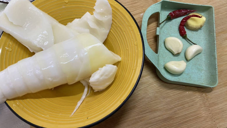 腊肉炒冬笋➕外婆菜腊肉炒冬笋,笋洗净,如果买的新鲜冬笋需要剥去笋衣再洗净,蒜剥皮,姜搓洗干净,干辣椒洗净