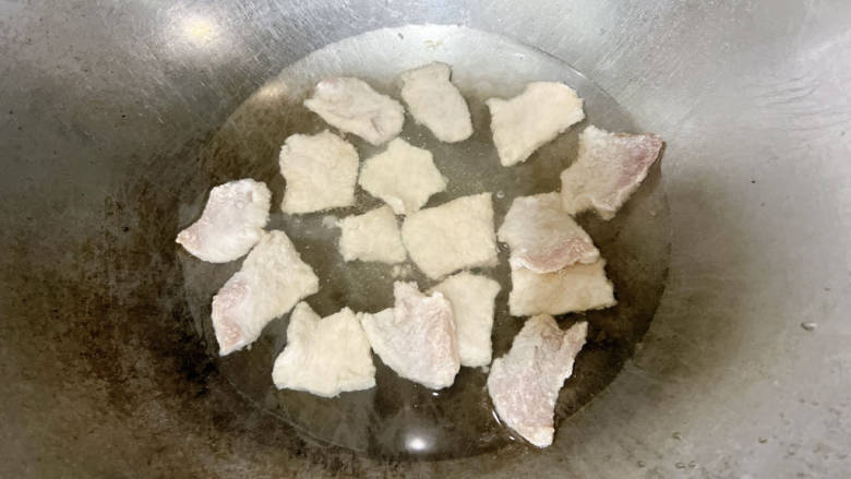 黄瓜炒肉片,稍许定型,捞出待用