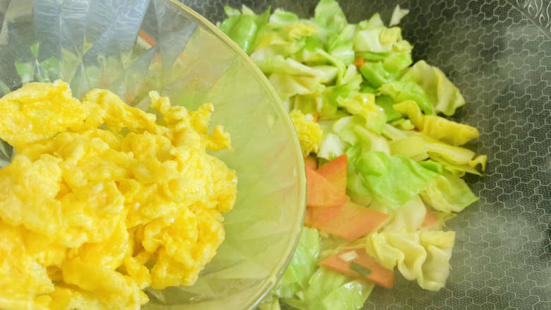 包菜胡萝卜炒鸡蛋,加入炒熟的鸡蛋,翻炒均匀即可食用