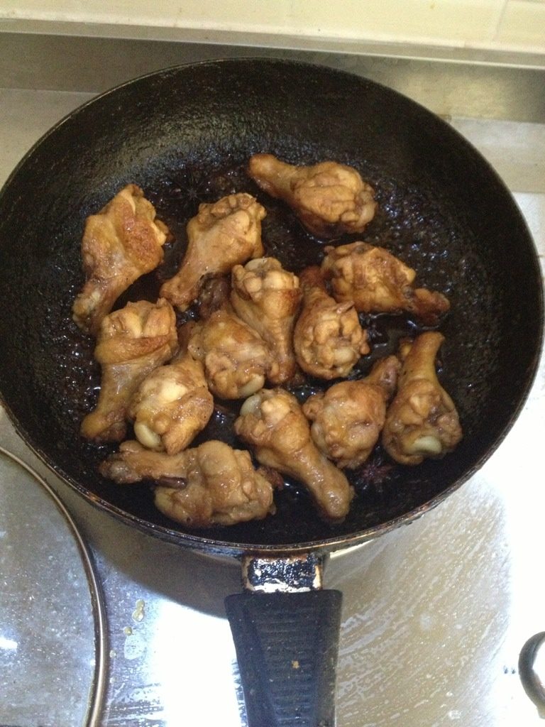 可乐鸡,放入料酒两勺，生抽四勺，盐若干，<a style='color:red;display:inline-block;' href='/shicai/ 911'>可乐</a>一听，盖盖子闷。