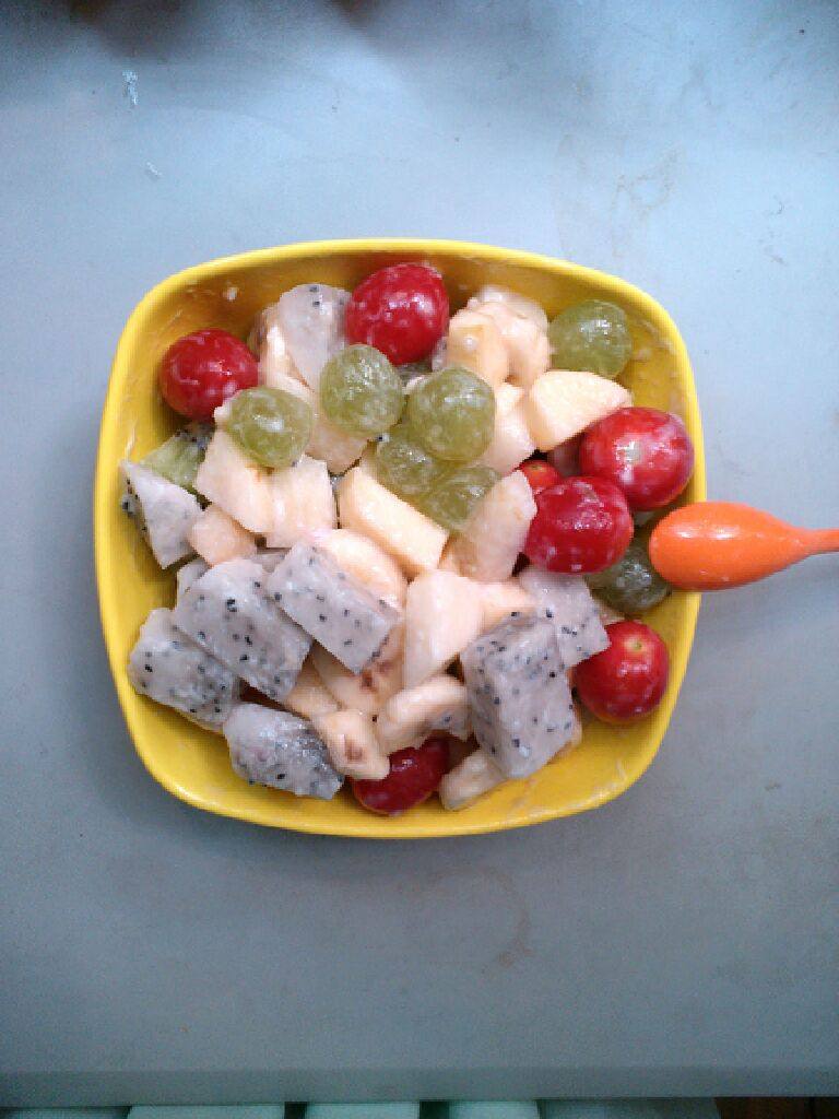 想念你的时候做的水果沙拉,最后加入畅优<a style='color:red;display:inline-block;' href='/shicai/ 885'>酸奶</a>