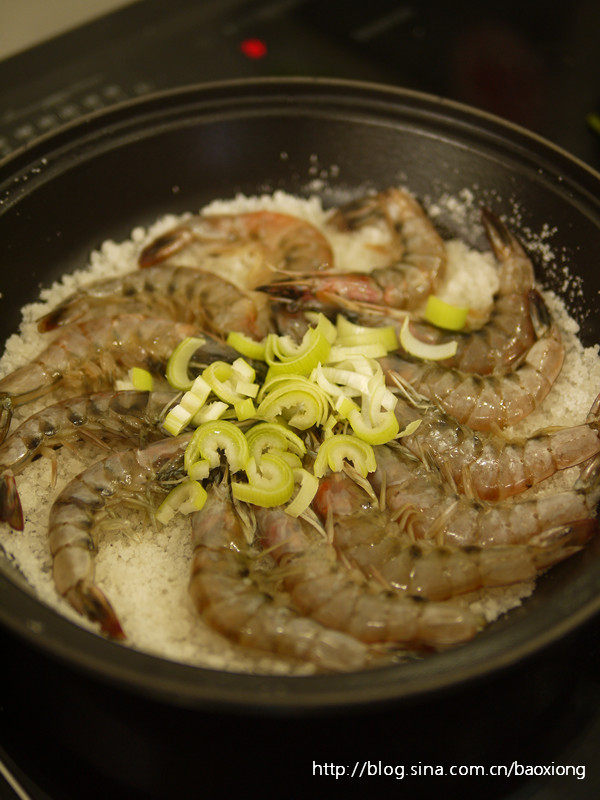 盐焗虾,撒上葱花、<a style='color:red;display:inline-block;' href='/shicai/ 700'>花椒</a>。盖上盖子焖。