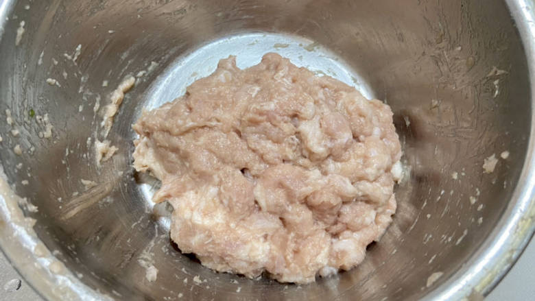 茄汁狮子头,顺着一个方向抓拌均匀,可以多摔打几下,让肉馅更加抱团