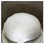 奶香手撕饼,把180克面粉倒入容器中,分次倒入温水,一边加水,一边用筷子搅拌,待面粉呈雪花状后,用手揉成光滑的面团儿,盖上保鲜膜,饧约20分钟。