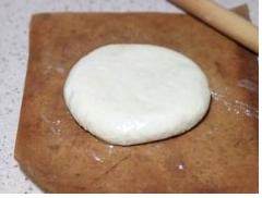 黄金大饼 ,把面团放在油布上,也可以用纱布什么的,反正就是能上锅蒸的。面饼再略擀平一些,再刷上一层<a style='color:red;display:inline-block;' href='/shicai/ 865'>蜂蜜</a>;