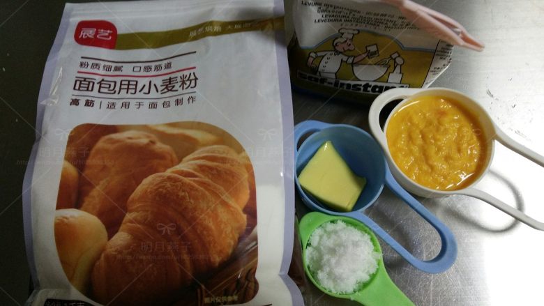 胡萝卜酸奶餐包,称量出160克胡萝卜酸奶糊(不够就加酸奶凑足),准备好其余原料。