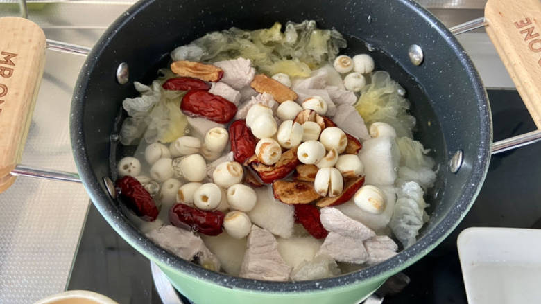 梨子炖肉➕银耳雪梨煲瘦肉,放入莲子,红枣,瘦肉