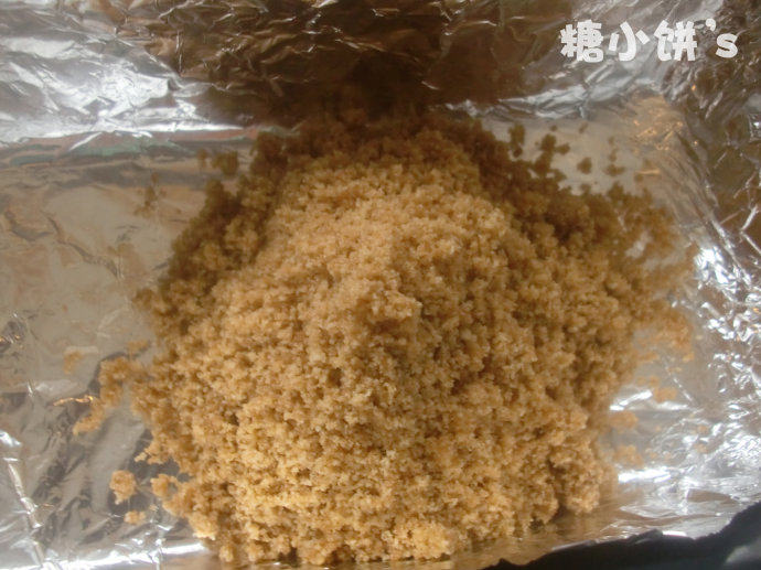 抹茶冻芝士,模具中铺上锡纸(便于脱模),倒入拌过黄油的饼干屑