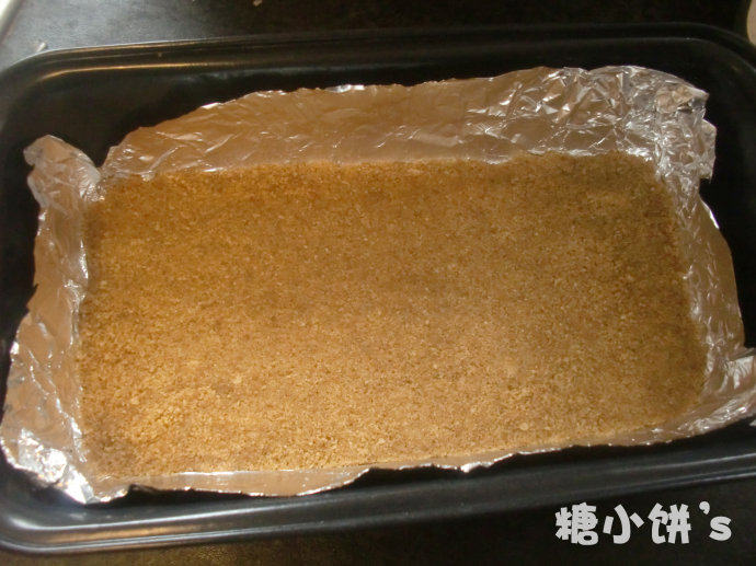 抹茶冻芝士,把饼干屑压在模子里压平压实