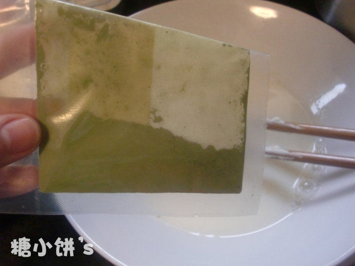 抹茶冻芝士,抹茶粉加入牛奶吉利丁溶液中,加热至吉利丁融化