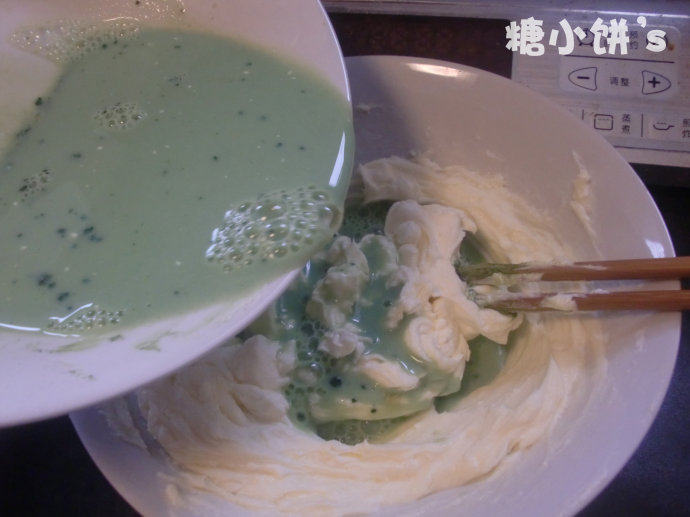 抹茶冻芝士,抹茶牛奶液稍微冷却之后倒入芝士糊中搅拌均匀搅拌好的蛋糕糊倒入铺好饼干底的模具中