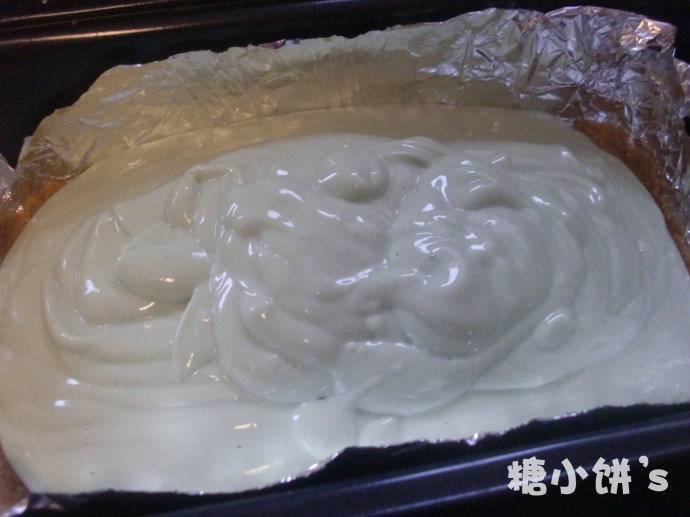 抹茶冻芝士,搅拌好的蛋糕糊倒入铺好饼干底的模具中