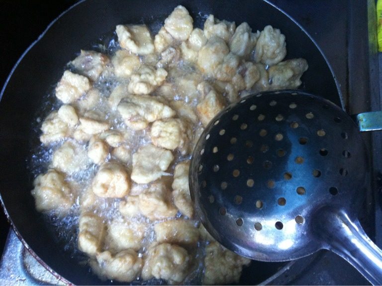 菠萝咕噜肉,肉加入生粉、<a style='color:red;display:inline-block;' href='/shicai/ 9'>鸡蛋</a>腌20分钟、在炸