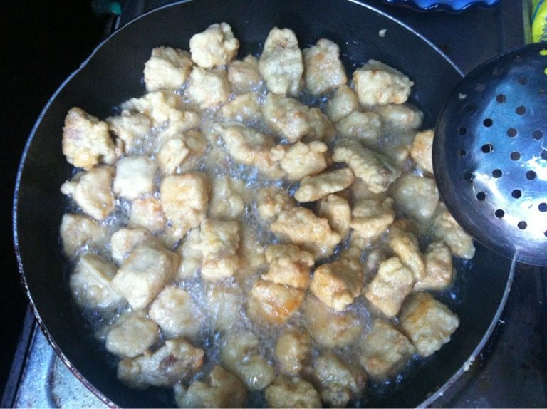 菠萝咕噜肉,炸7分熟后沥干，凉后再炸一次