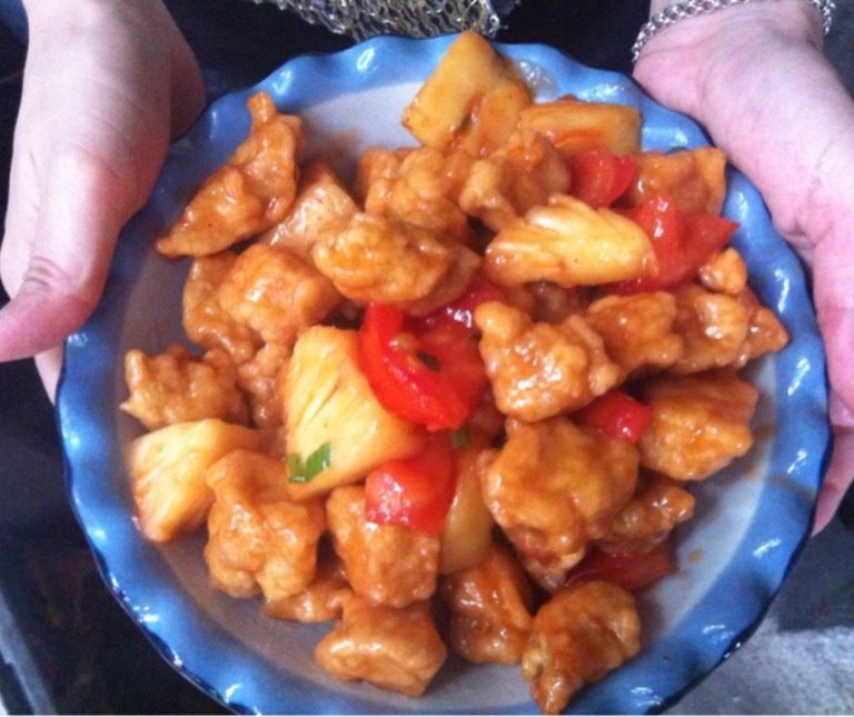 菠萝咕噜肉,油热后把菠萝、西红柿炒，加入<a style='color:red;display:inline-block;' href='/shicai/ 699'>番茄酱</a>、<a style='color:red;display:inline-block;' href='/shicai/ 866'>冰糖</a>，少许水再倒人炸好的肉、拌均匀即可