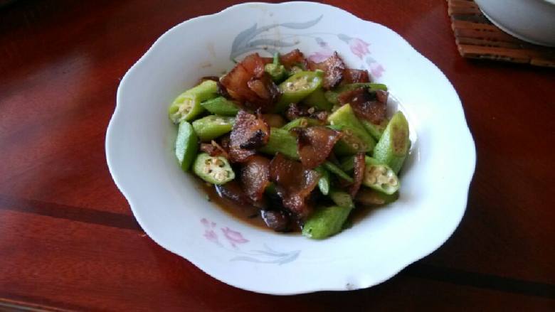 秋葵炒腊肉,放入秋葵爆炒，倒入<a style='color:red;display:inline-block;' href='/shicai/ 762'>老抽</a>两勺，加入少许水。至汁浓稠就可以起锅了。