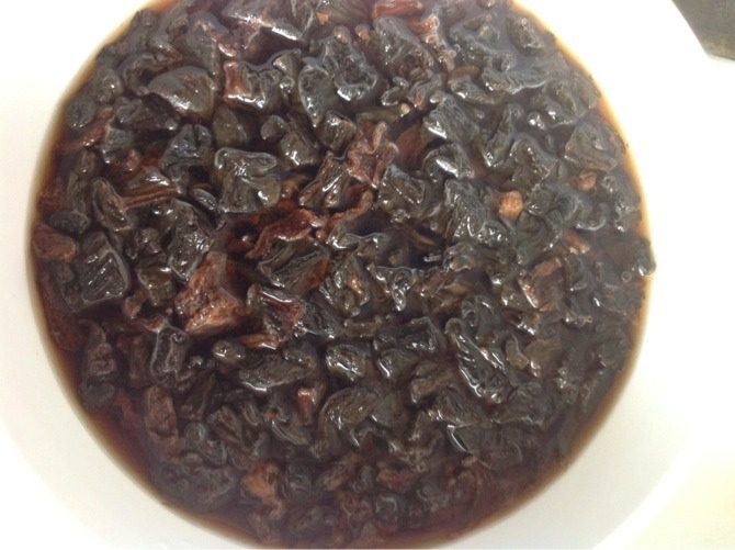 梅菜五花肉,将梅干菜提前2小时，冷水泡发。
