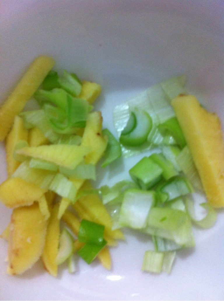 梅菜五花肉,锅中倒油。放入葱姜暴香。