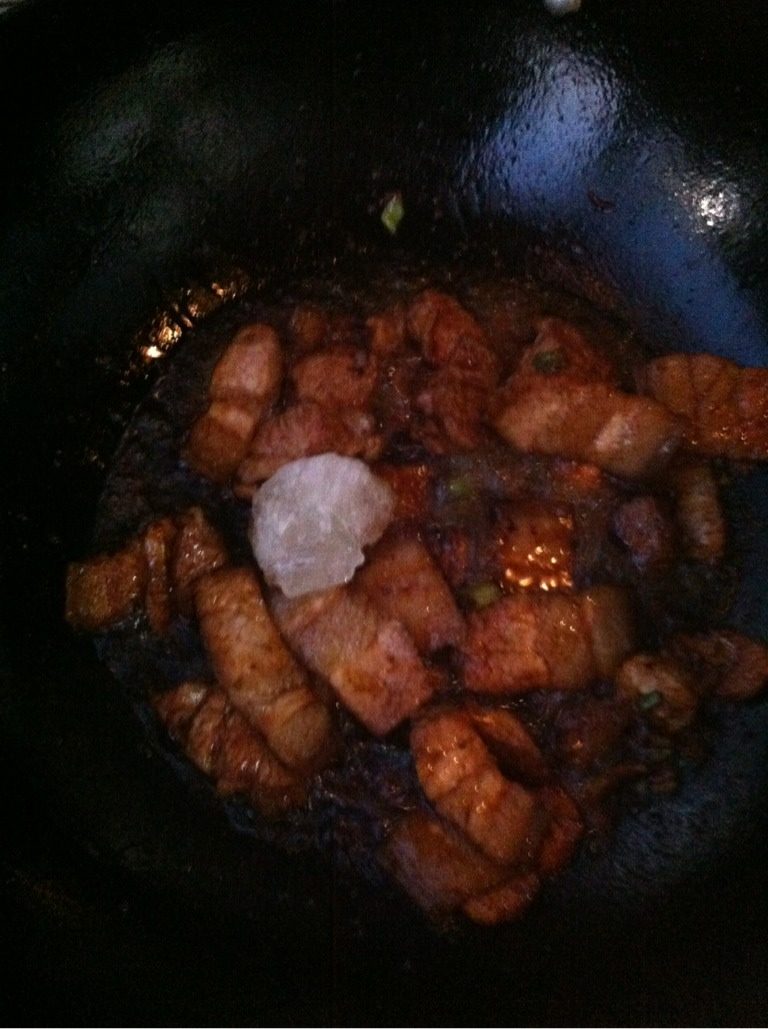 梅菜五花肉,肉油煸出后，倒入酱油。放一块<a style='color:red;display:inline-block;' href='/shicai/ 866'>冰糖</a>，再放一碗清水。小火15分钟。