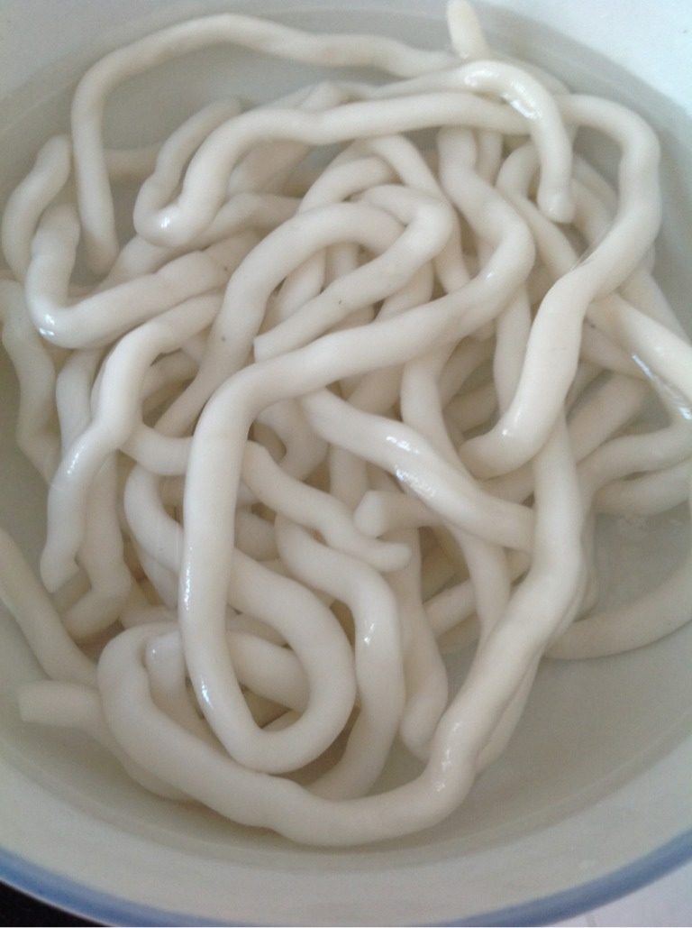 麻辣香锅鸡翅,如图，将<a style='color:red;display:inline-block;' href='/shicai/ 4264'>土豆粉</a>泡在水中，等散开后，锅烧水，将<a style='color:red;display:inline-block;' href='/shicai/ 4264'>土豆粉</a>焯熟，捞出，冲水，沥干，备用