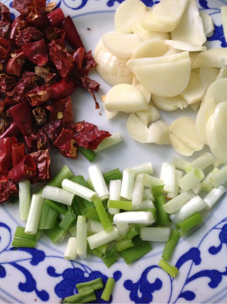 麻辣香锅鸡翅,如图，将<a style='color:red;display:inline-block;' href='/shicai/ 86474'>干辣椒</a>切段，蒜切片，<a style='color:red;display:inline-block;' href='/shicai/ 3250'>葱</a>切小段，备用