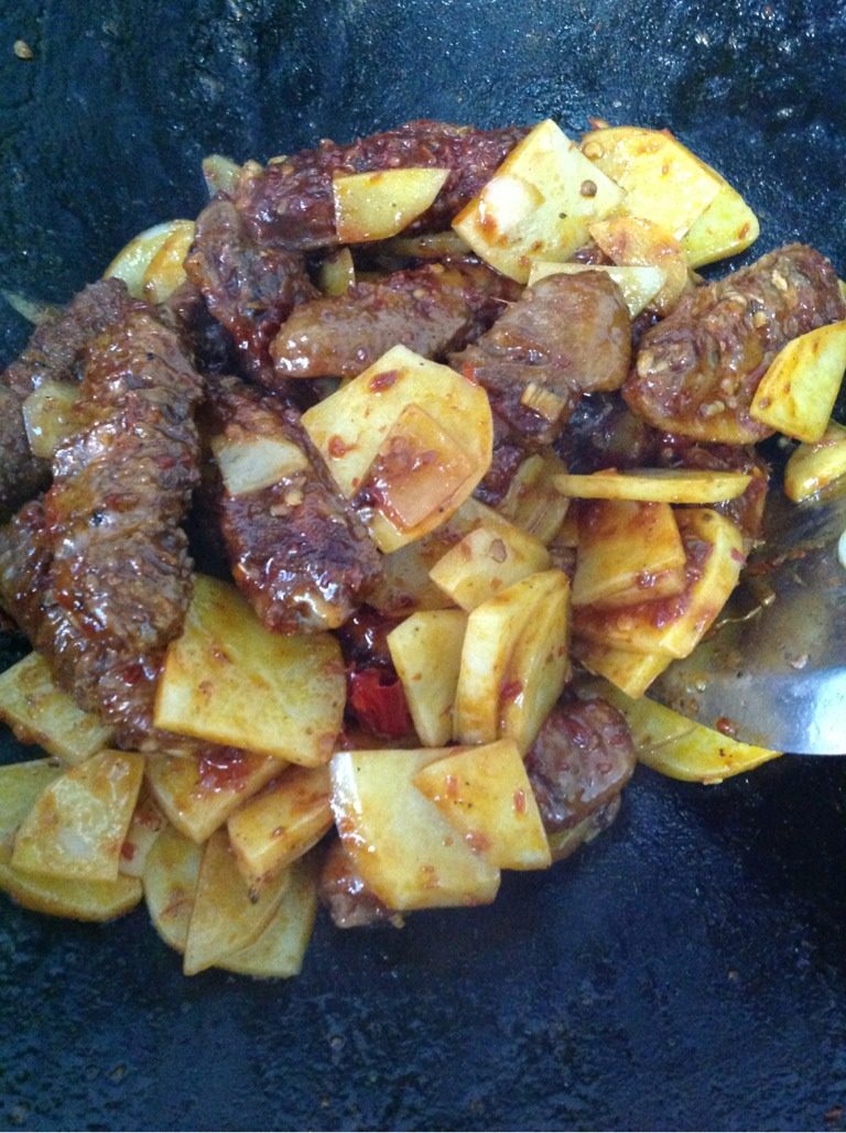 麻辣香锅鸡翅,如图,再放入鸡翅,改中火,翻炒的同时,调入<a style='color:red;display:inline-block;' href='/shicai/ 6854'>香辣酱</a>,继续翻炒