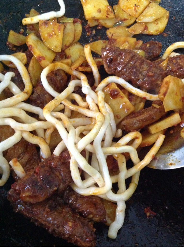 麻辣香锅鸡翅,如图，翻炒均匀后，倒入焯熟的土豆粉，调入麻辣香锅料，食盐，<a style='color:red;display:inline-block;' href='/shicai/ 717'>味精</a>，<a style='color:red;display:inline-block;' href='/shicai/ 700'>花椒</a>，继续翻炒，使食物均匀的入味