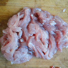 蚝油肉丝炒海带,把<a style='color:red;display:inline-block;' href='/shicai/ 277'>海带</a>切成寸段。<a style='color:red;display:inline-block;' href='/shicai/ 414'>猪肉</a>切成丝，青红椒切成丝，葱、姜、蒜切成末