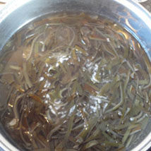 蚝油肉丝炒海带,海带放入锅中煮烂后捞出备用