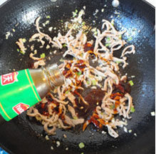 蚝油肉丝炒海带,变色后加入<a style='color:red;display:inline-block;' href='/shicai/ 721'>蚝油</a>