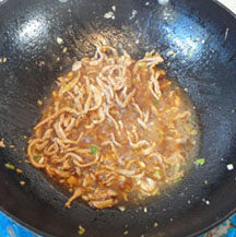蚝油肉丝炒海带,炒一炒，加入约150克的开水。