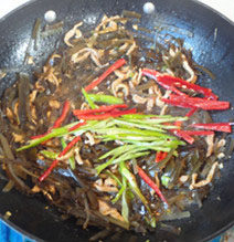 蚝油肉丝炒海带,放入海带和青红椒丝炒